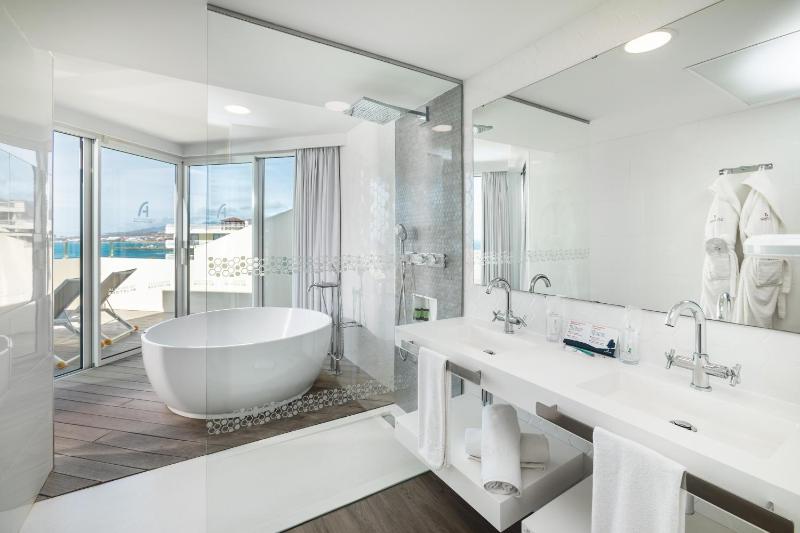 Deluxe Double or Twin Room with Spa Bath image 3