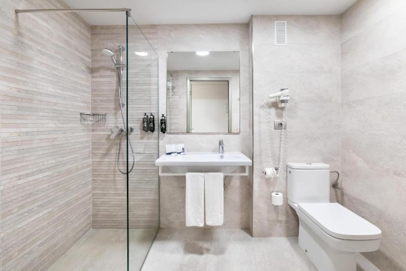 Double or Twin Room image 4