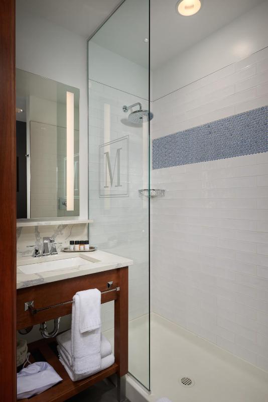 Guest room, 2 Queen, City view image 3