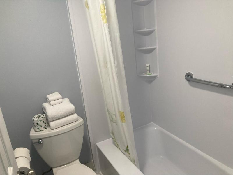 Edgewater Inn - image 19