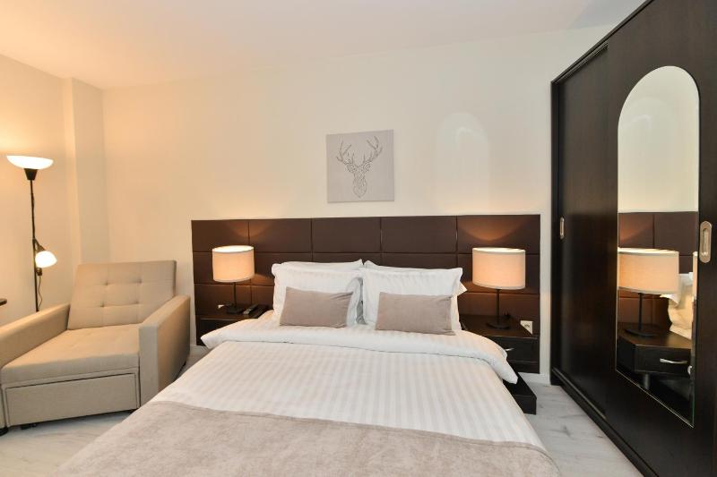 Superior Double Room with Double Bed - Non-Smoking image 3