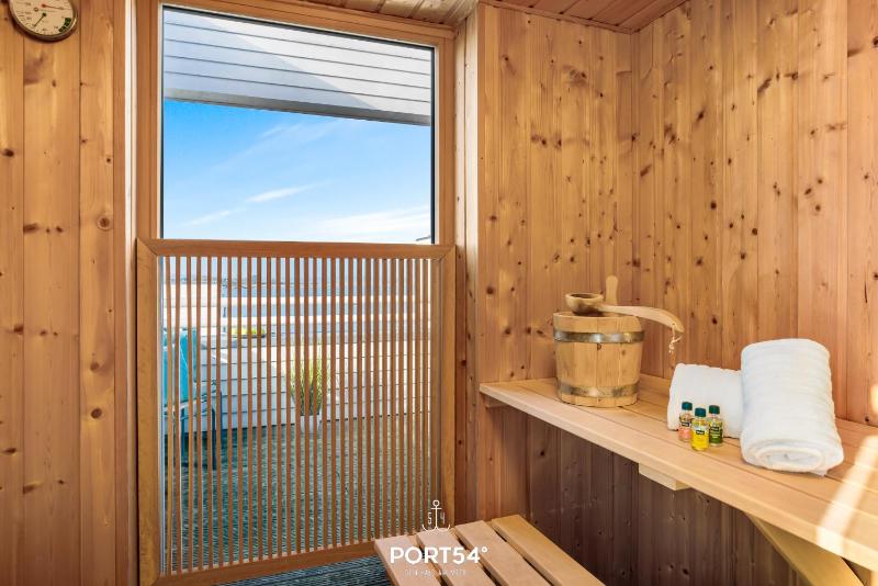 Harbour House - image 13