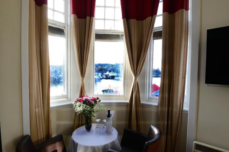 Double Room with Sea View image 4