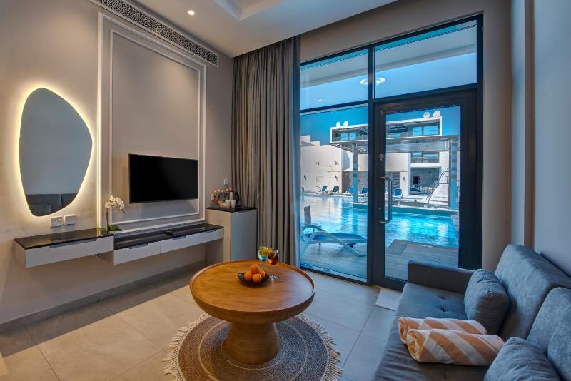 Chalet King Bed - Direct pool access  image 1