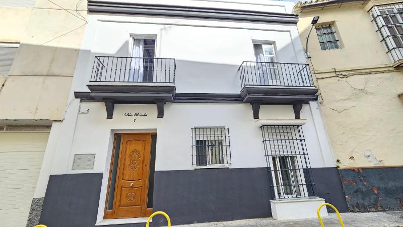 Don Roman Suites en pleno centro by Sanlúcar Housing - image 3