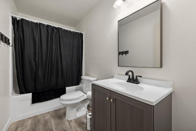 King Room image 4