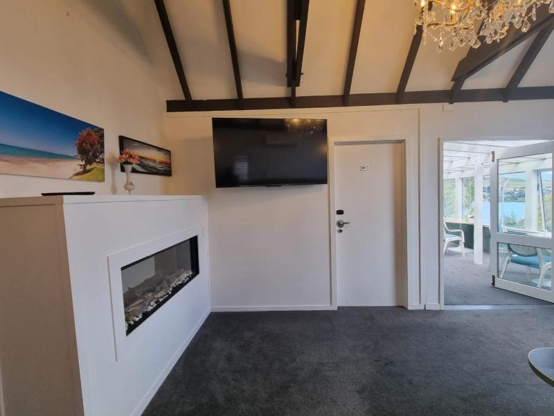 Lakeview Colonial House - image 14