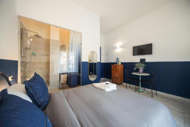 Double Room with Balcony image 4