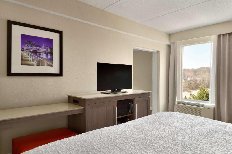 King Room with Sofa Bed - Non-Smoking image 4