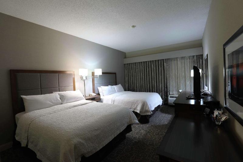 Room with Two Queen Beds - Non-Smoking image 4