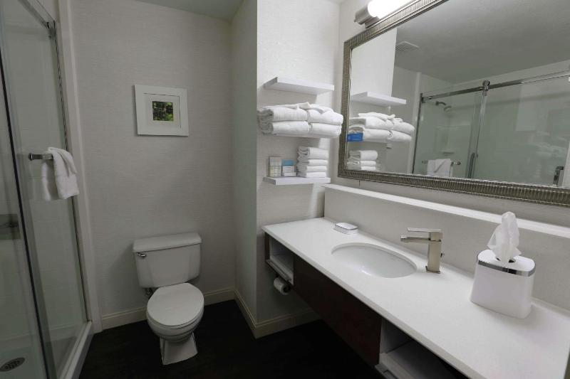 King Room with King Bed - Non-Smoking image 3