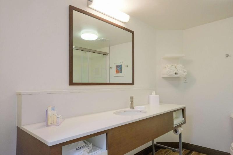 Queen Room with Two Queen Beds and Microwave - Non-Smoking image 3