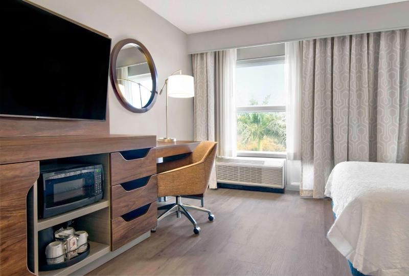 Queen Room with Two Queen Beds - Mobility and Hearing Access/Non-Smoking image 4