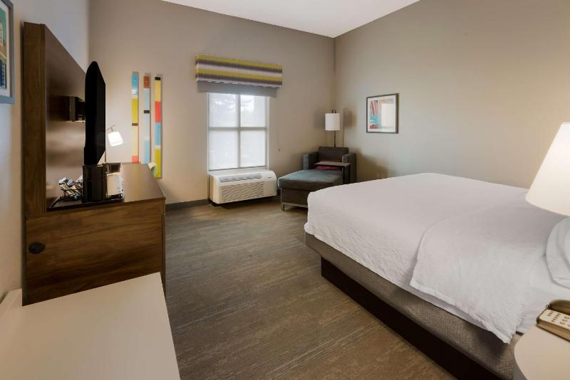King Room with King Bed - Non-Smoking image 4