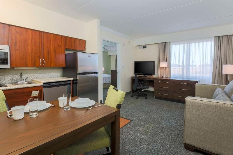 Suite with Two Double Beds - Mobility Access/Non-Smoking image 4