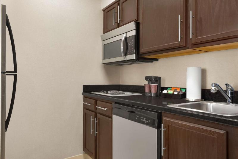 Two Bedroom Suite with One King and Two Queen Beds image 3