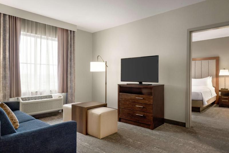 Two Bedroom Suite with One King and Two Queen Beds image 2