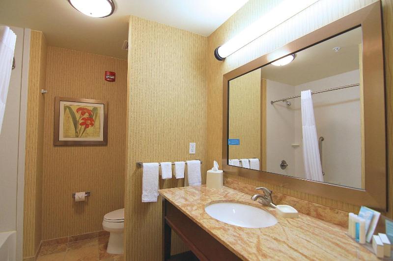 Queen Room with Two Queen Beds - Non-Smoking image 4