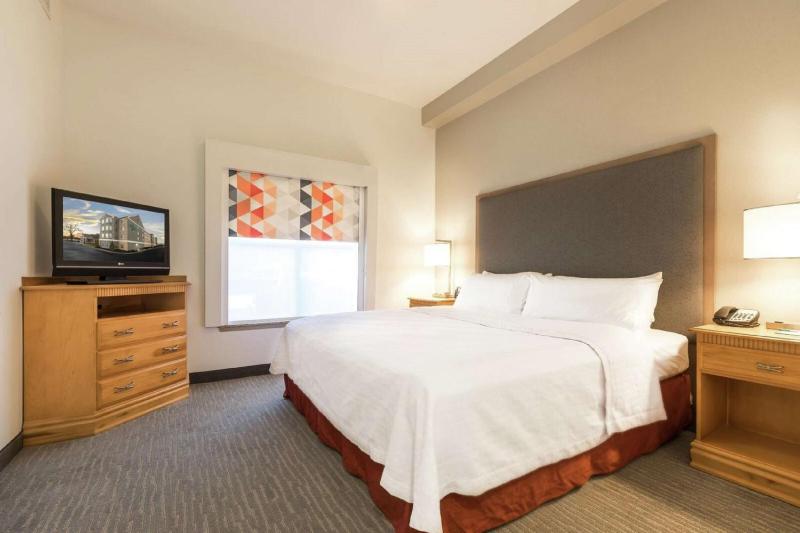 One-Bedroom King Suite with Sofa Bed image 3