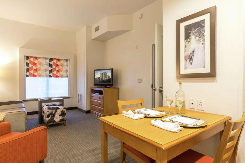 One-Bedroom King Suite with Sofa Bed image 3