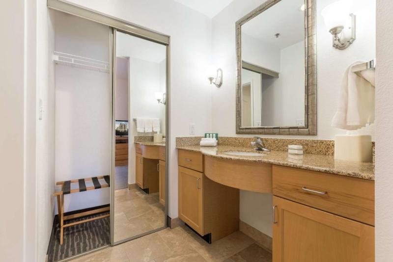 One-Bedroom Queen Suite with Sofa Bed image 2