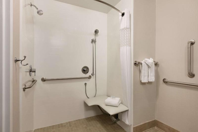 Queen Room with Roll-In Shower - Mobility Access/Non-Smoking image 2