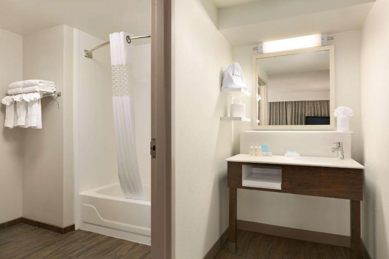 One-Bedroom King Suite with Kitchen - Non-Smoking  image 2