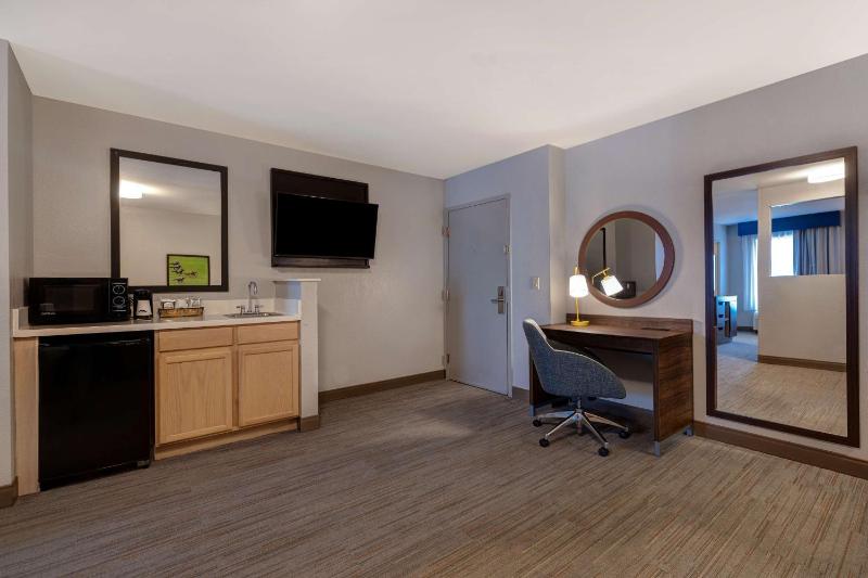 One-Bedroom King Suite with Whirlpool - Non-Smoking  image 4