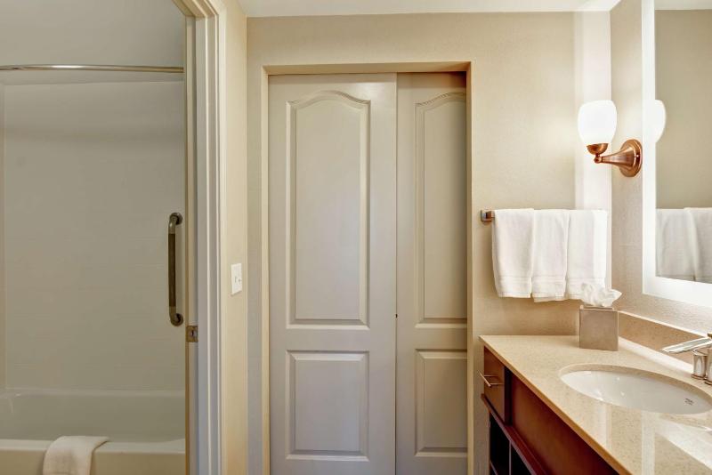 One-Bedroom Queen Suite with Two Queen Beds - Non-Smoking image 2