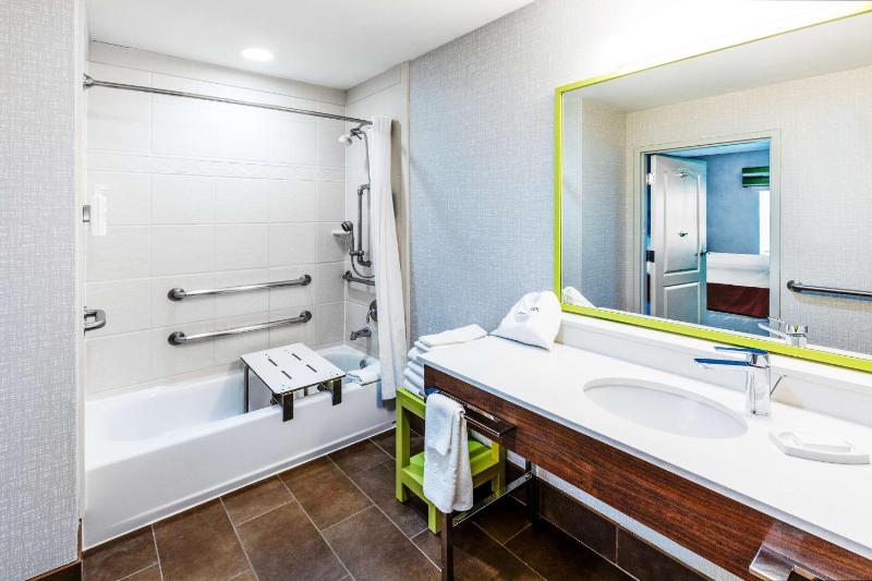 Queen Room with Two Queen Beds - Mobility and Hearing Access/Non-Smoking image 2
