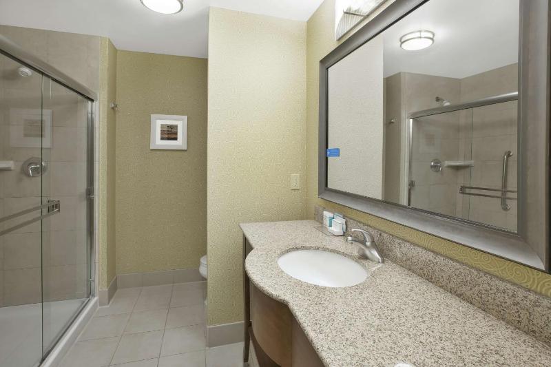 Room with Two Queen Beds - Non-Smoking image 3