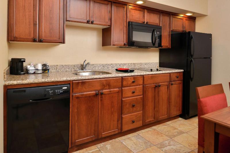 King Suite with Kitchenette - Non-Smoking image 4