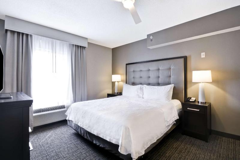Two-Bedroom Suite with Tub - Mobility Access/Non-Smoking image 4