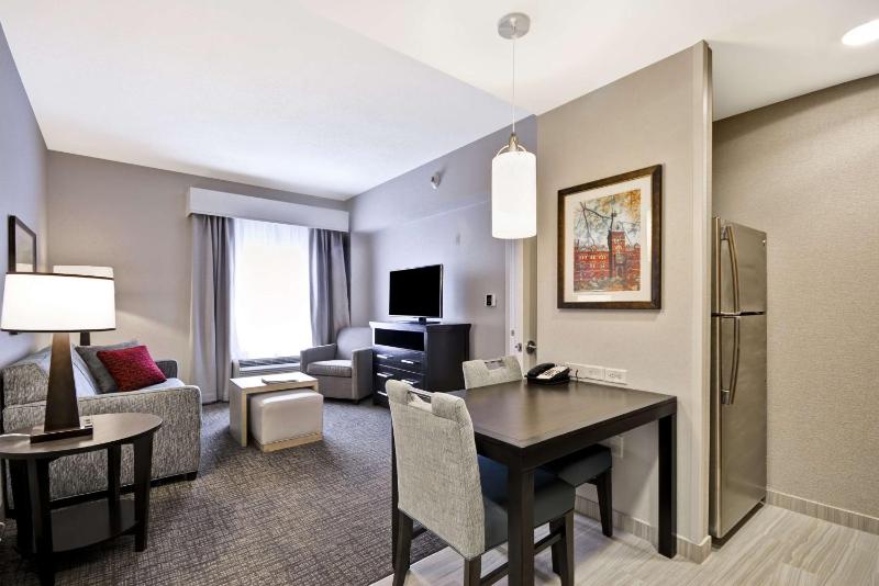 Two-Bedroom Suite with Tub - Mobility Access/Non-Smoking image 3