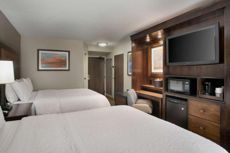 Room with Two Queen Beds - Non-Smoking image 3