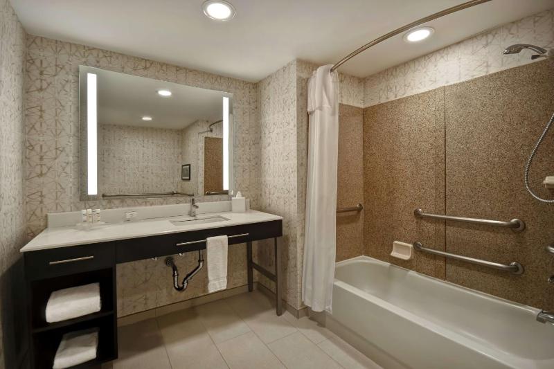 King Suite - Mobility Access/Non-Smoking image 2