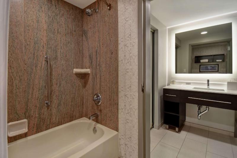 One-Bedroom King Suite - Non-Smoking image 2
