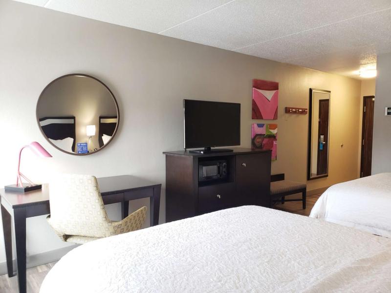 Room with Two Queen Beds - Non-Smoking image 3