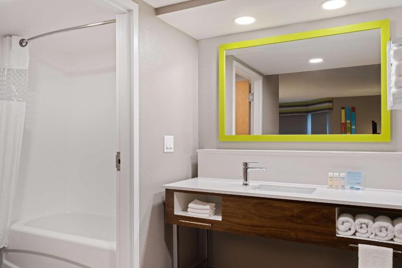Queen Suite with Two Queen Beds image 2