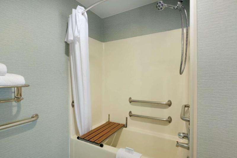 Queen Suite with Tub - Mobility Access/Non-Smoking image 2