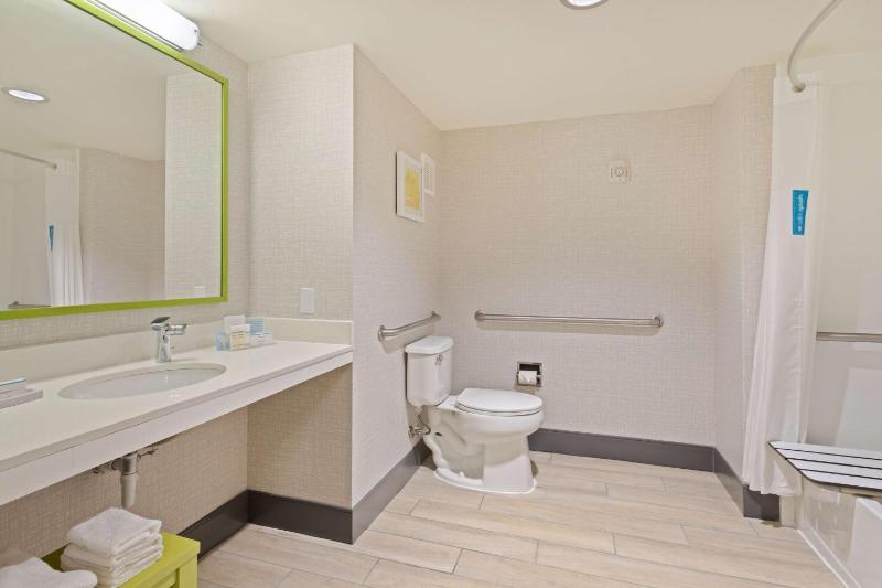 Double Room with Two Queen Beds and Bath Tub - Mobility Access image 4