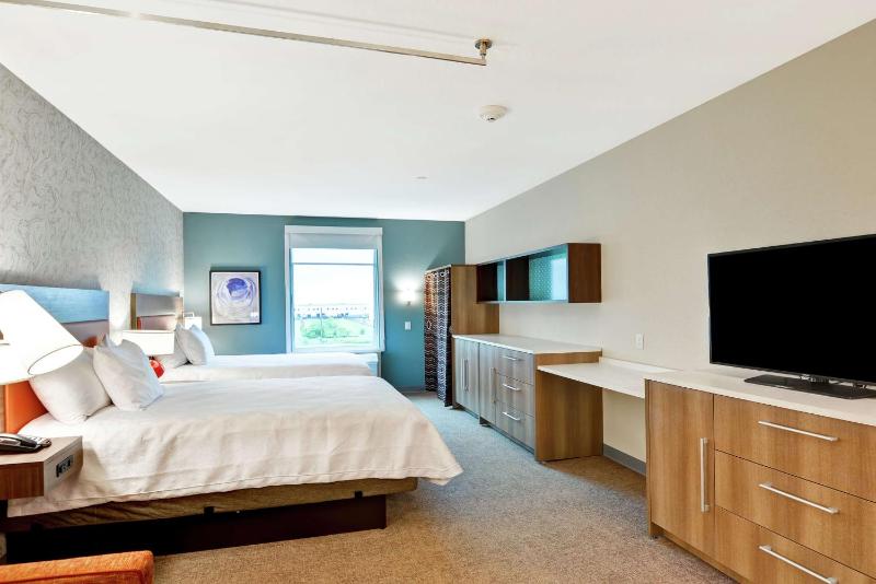 Queen Studio with Two Queen Beds - Non-Smoking image 3
