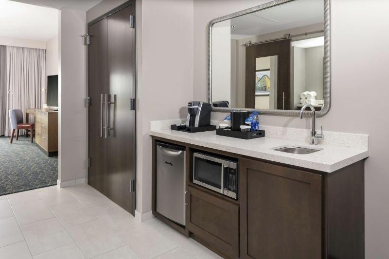 Two-Room King Suite with Balcony and Bath Tub - Mobility Accessible image 3