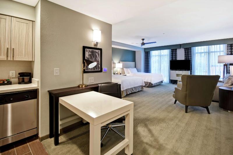 Queen Studio with Two Queen Beds - Non-Smoking image 3