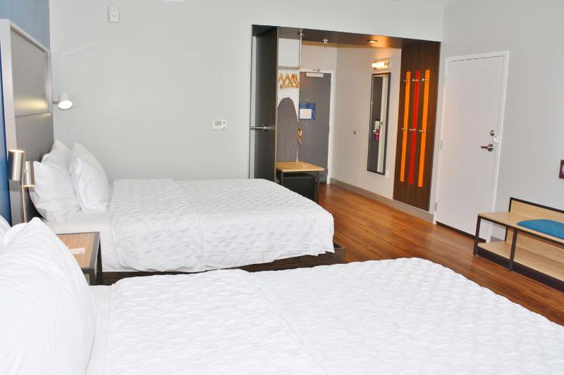 Queen Room with Two Queen Beds image 3