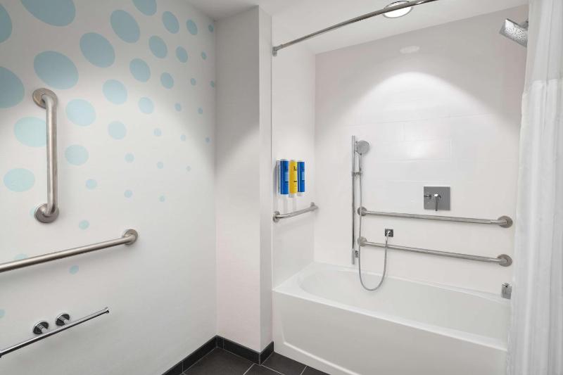 King Room with Bath Tub - Mobility Access image 2