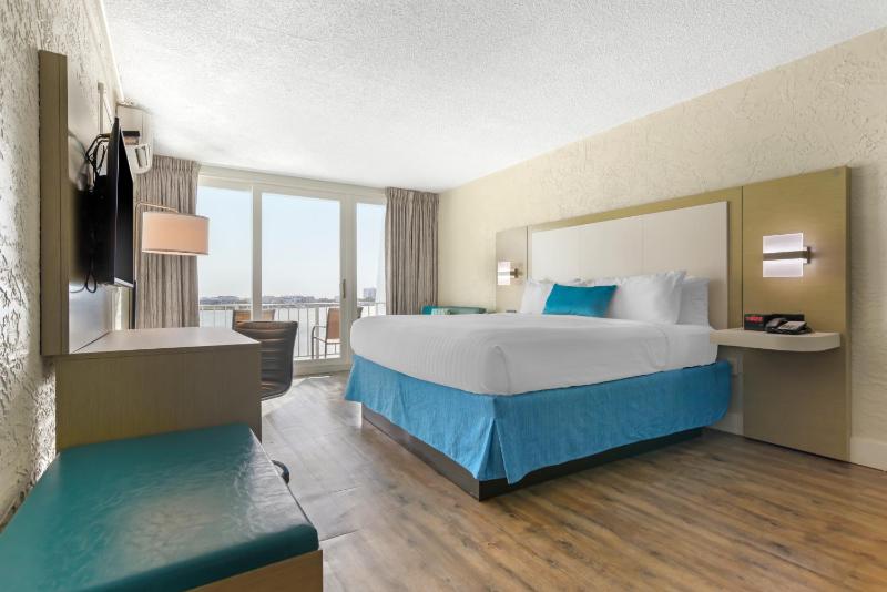 Standard King Room with Harbor View - Non-Smoking image 3