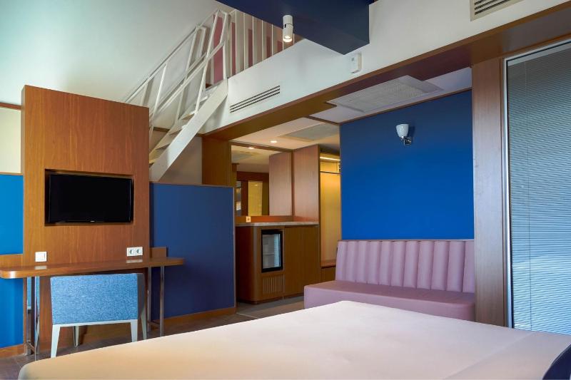 Two-Bedroom Bi-Level Loft with Street View - Top Floor image 1