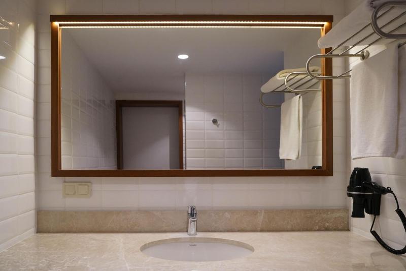 Two-Bedroom Bi-Level Loft with Street View - Top Floor image 2