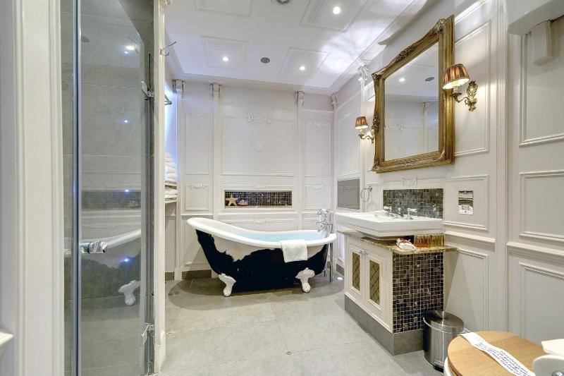 Four-Bedroom Apartment with One Bathroom image 3